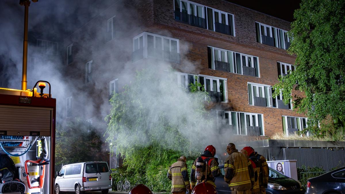 55 woningen ontruimd in Nieuw-West na grote brand in parkeergarage