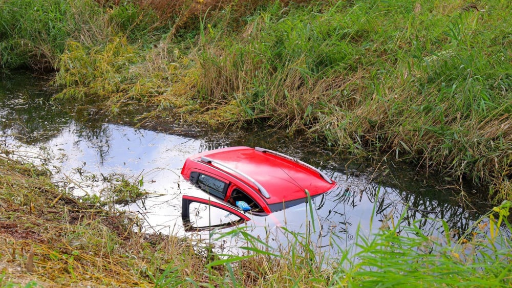 Woman drives car into water in Noord, rescued by her own daughter