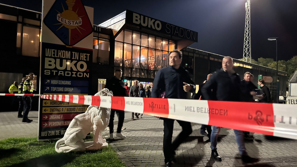 Stadion Telstar tijdelijk ontruimd vanwege rookbom Home