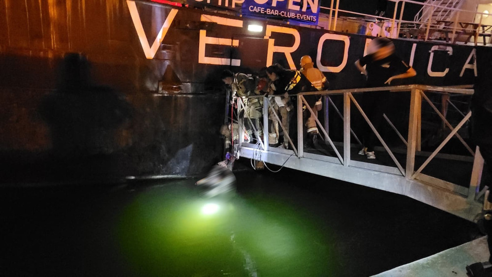 Man falls into IJ at NDSM wharf and is rescued by fire department