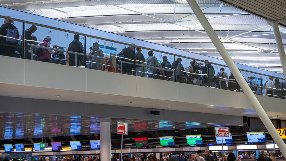Storing bij paspoortcontrole Schiphol verholpen, honderden reizigers missen vlucht