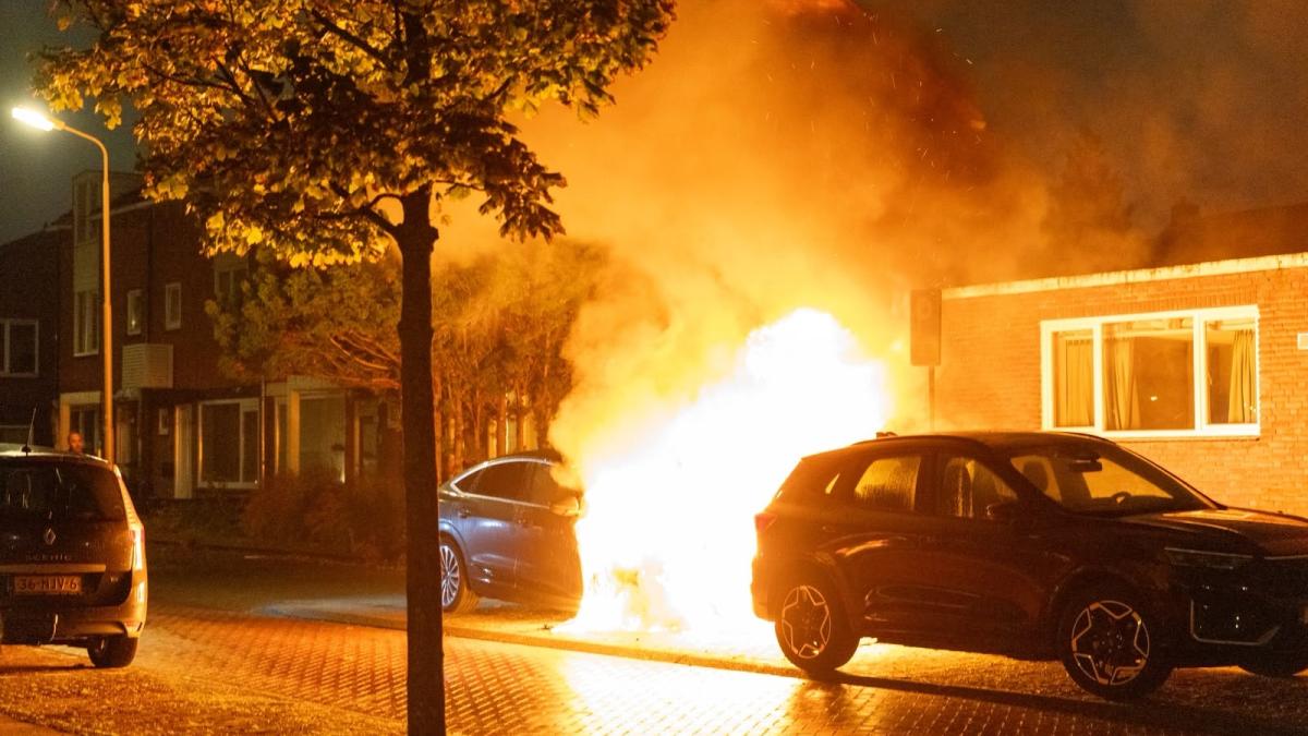Geparkeerde auto uitgebrand in Velsen-Noord