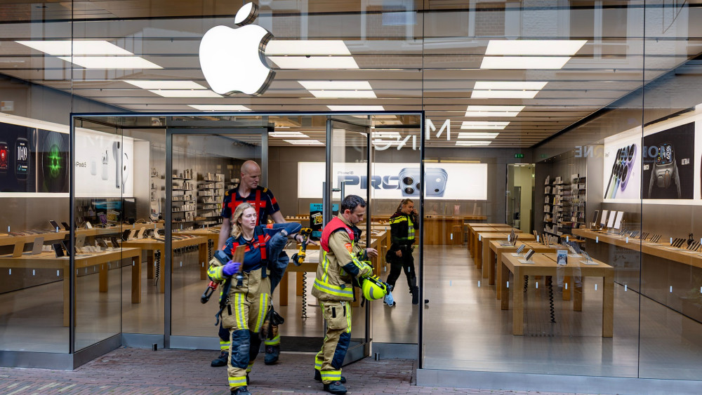 No arrests yet after theft of 'goods' from Apple Store in Haarlem