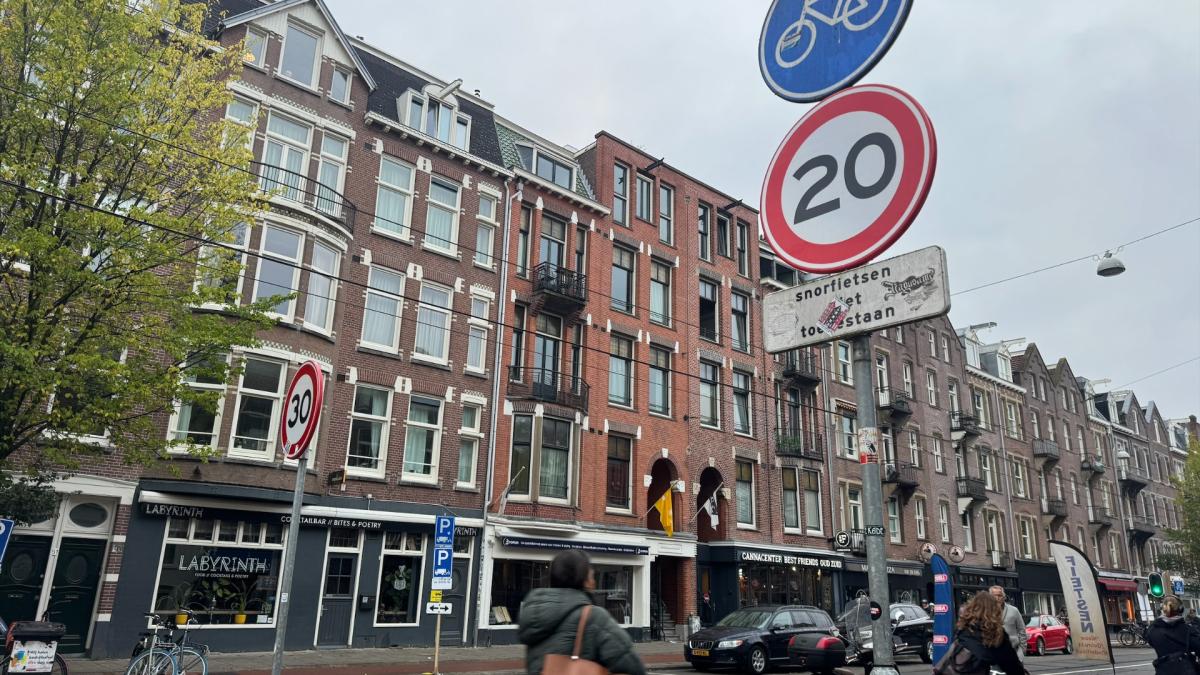 Wethouder Amsterdam test of fietsers zich houden aan maximumsnelheid van 20 km/u