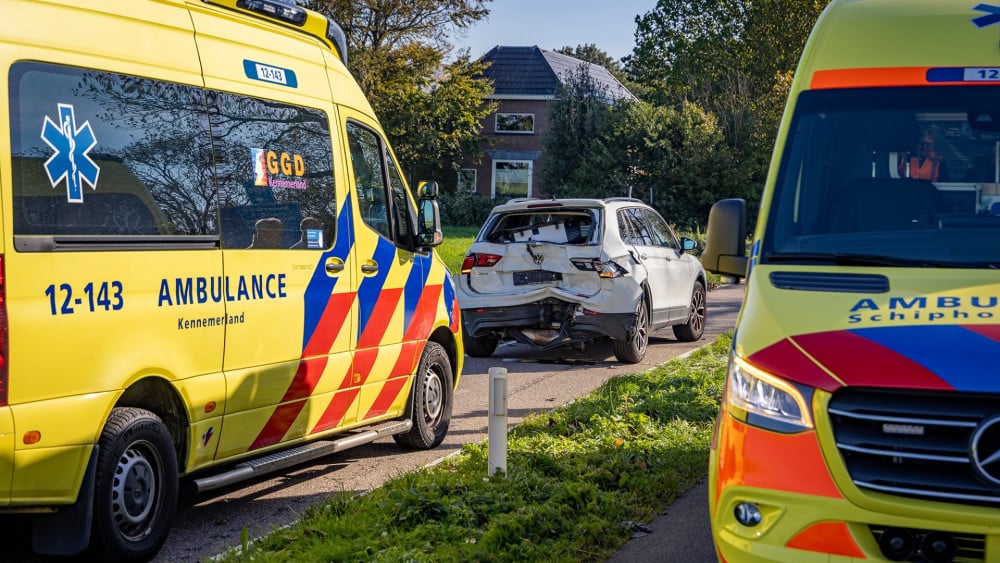 Four people hospitalized after collision between car and van in Lijnden