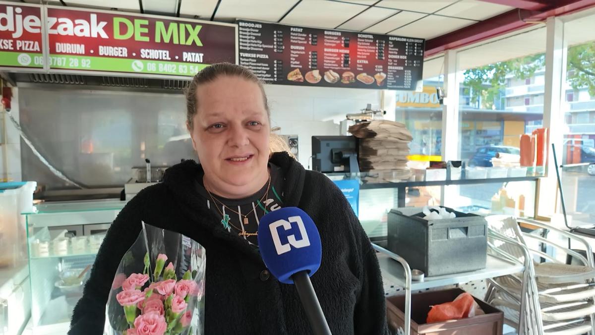 19:00Buurt steunt door explosie getroffen broodjeszaak: "Kreeg bloemen van buurjongen"