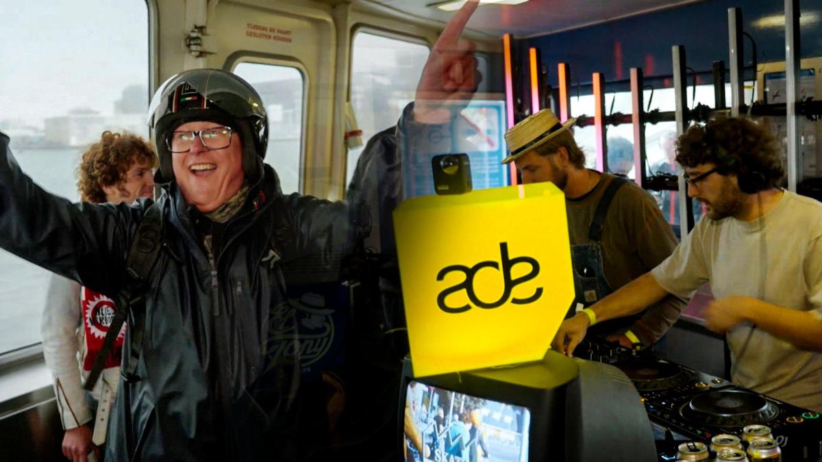 21:00Raven op de pont: "Dit is Amsterdam op zijn best"