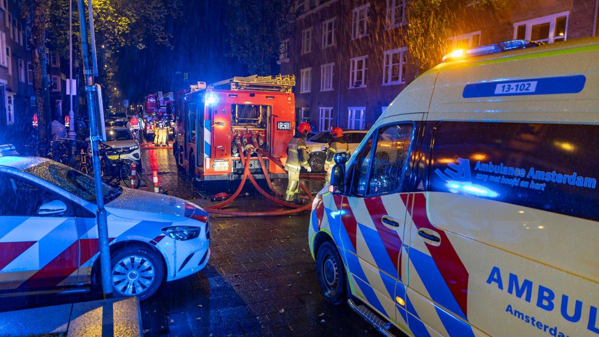 ?? Meerdere gewonden en veel schade bij zware botsing in Huizen • Woningen ontruimd bij brand in Ams
