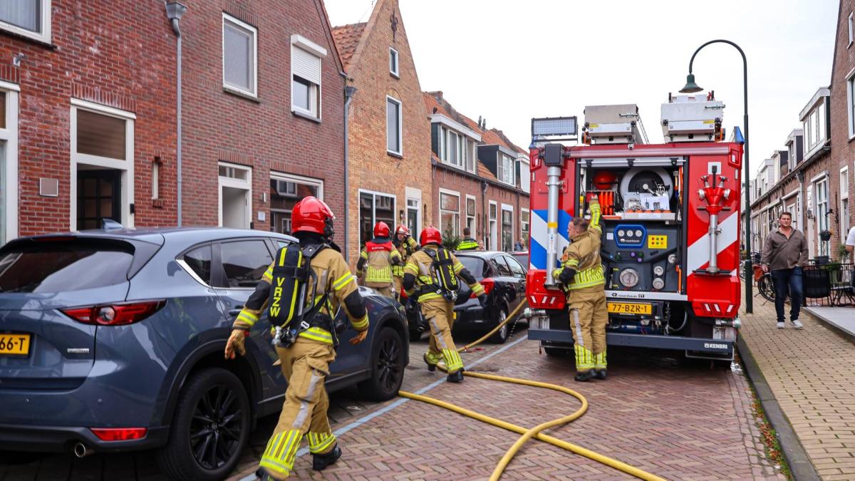Brand in huis Volendam, één bewoner nagekeken in ambulance