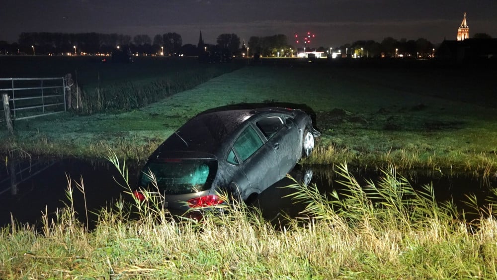 🔴 Bestuurder vlucht na crash in sloot • Fietser raakt zwaargewond door aanrijding