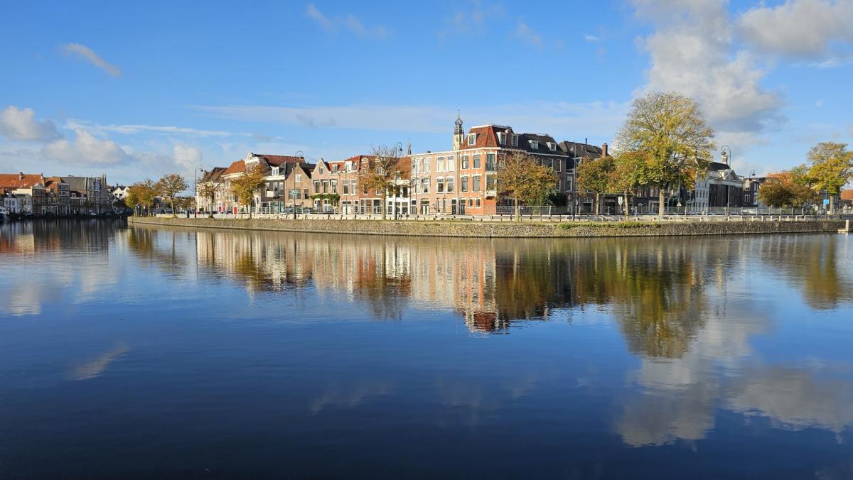 Haarlemse kademuur nog niet hersteld: straat blijft eenrichtingsverkeer