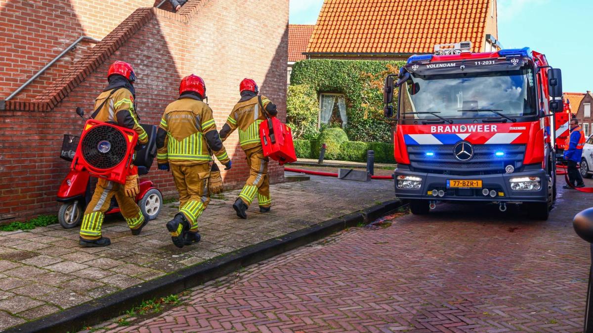 ??Derde brand in dezelfde buurt in Volendam • 93-jarige vrouw breekt rug na gewelddadige beroving in