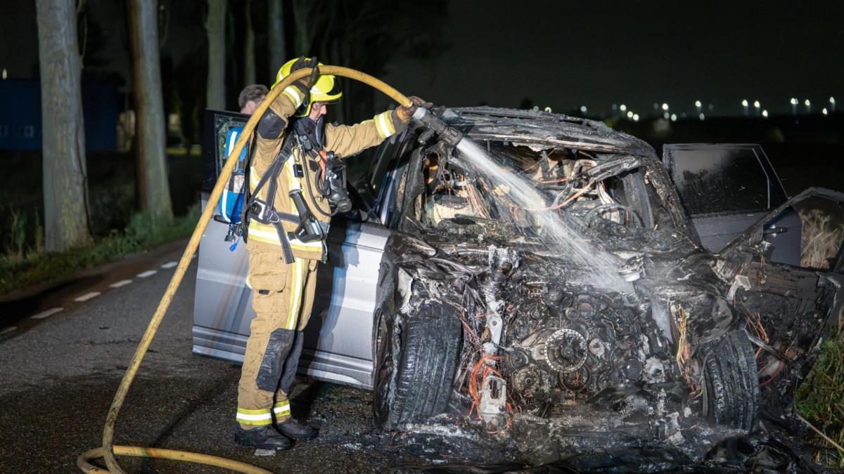 ?? Auto volledig uitgebrand in Lijnden • Schoorsteenbrand in Spaarndam snel onder controle