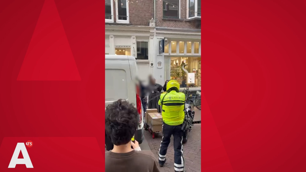 Parcel delivery driver tased during arrest for illegal parking in Negen Straatjes