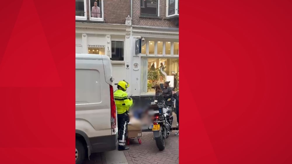 🔴 Pakketbezorger getaserd na weigeren verplaatsen busje • Hennepkwekerij ontdekt in Uitgeest