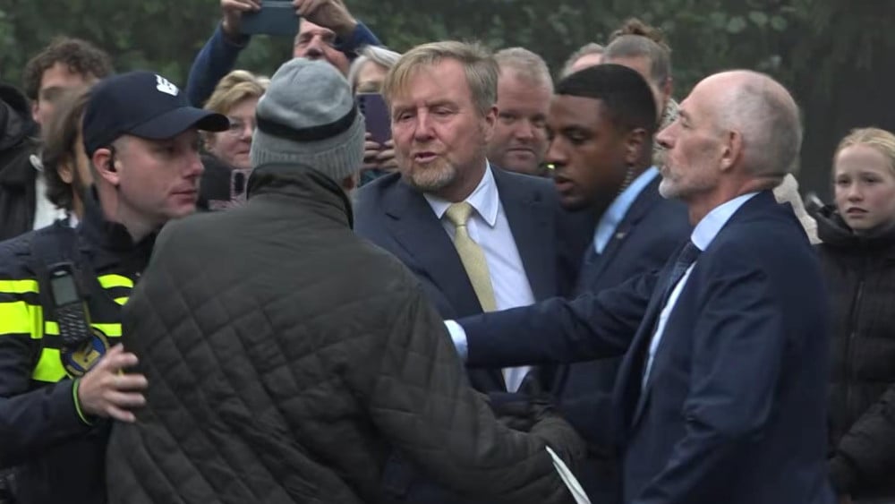 In beeld: man benadert koning Willem-Alexander tijdens bezoek aan Ursem