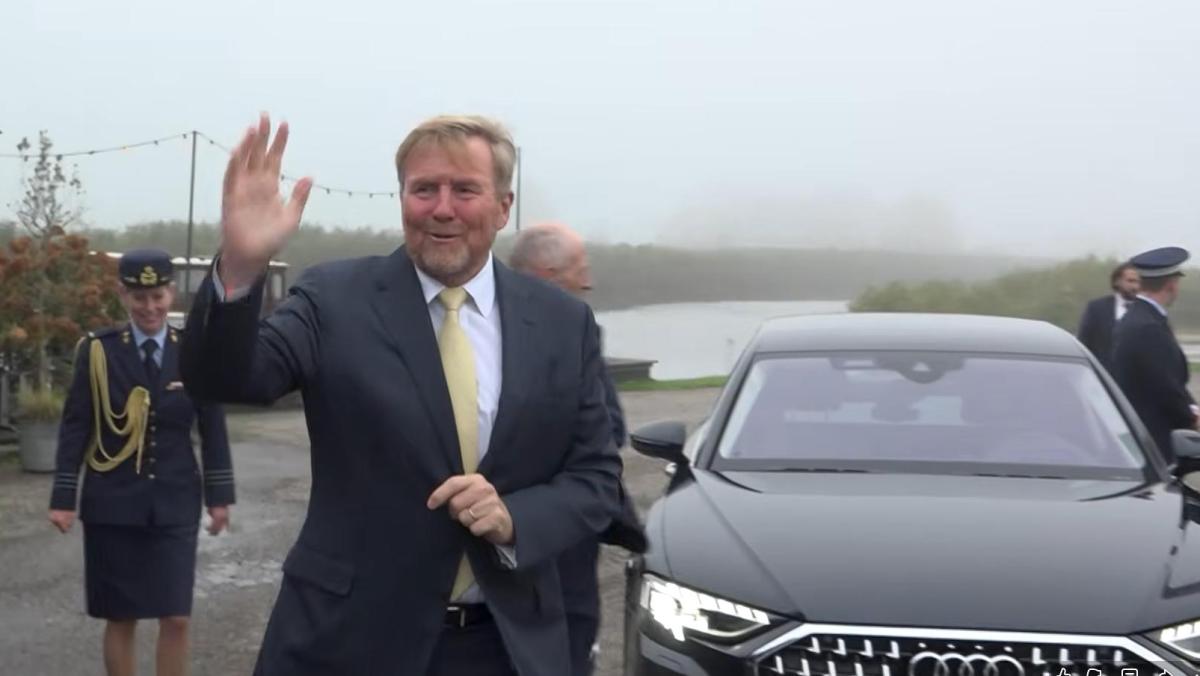 Geen pils en een schrikmomentje: koning op werkbezoek in Ursem