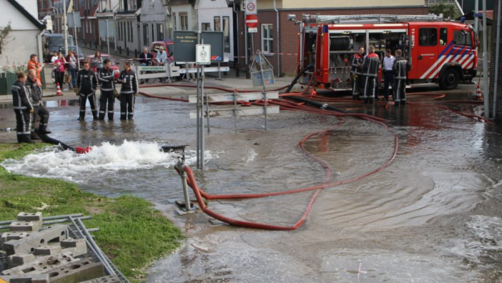 Straten Blank Door Gesprongen Waterleiding - NH Nieuws