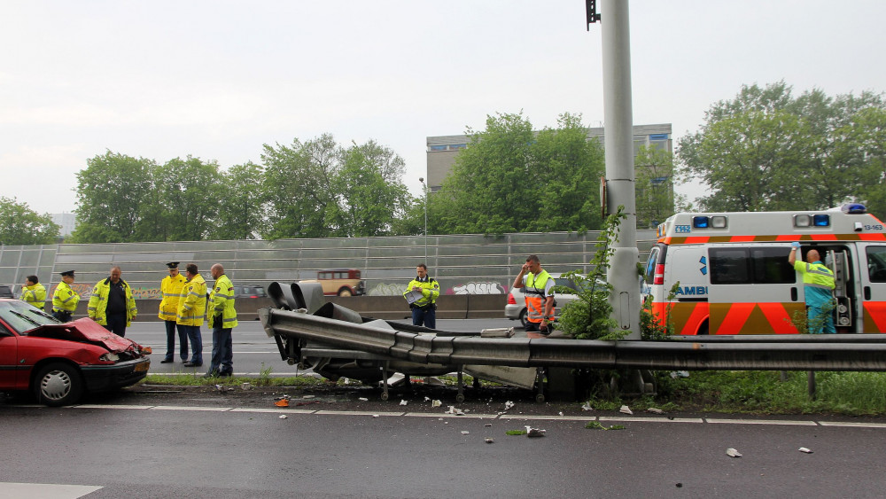 Auto Botst Op Middenvangrail Van A10 - NH Nieuws