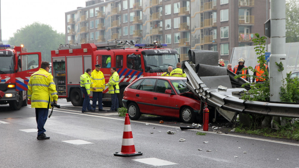 Auto Botst Op Middenvangrail Van A10 - NH Nieuws