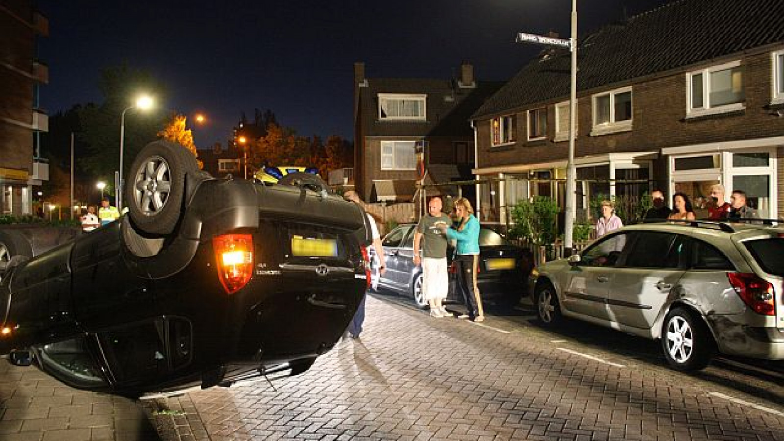 Auto over de kop in Zaandam NH Nieuws