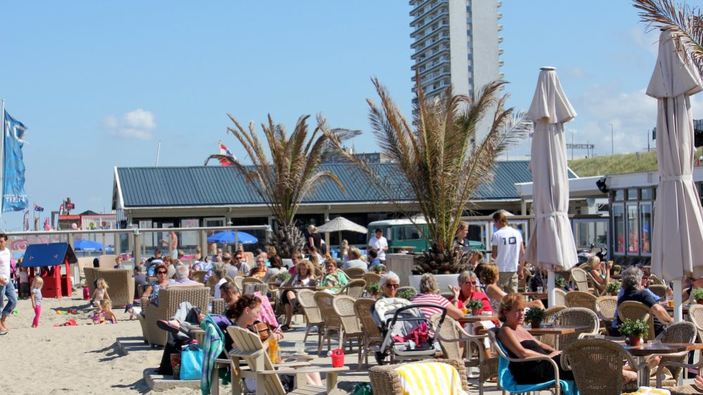 Zandvoort beach crowded, municipality urges visitors to take bikes or public transport