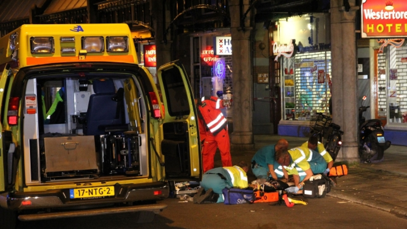 Toerist valt uit hotelraam in Amsterdam NH Nieuws Toerist valt uit hotelraam in Amsterdam NH Nieuws