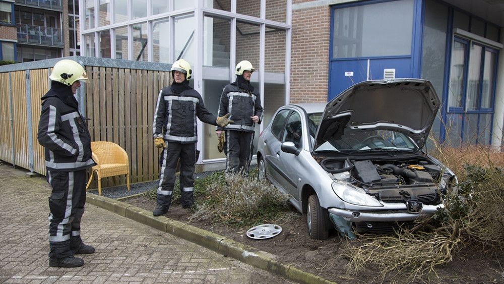 Hoogbejaarde Vrouw Rijdt Gevel Binnen - NH Nieuws